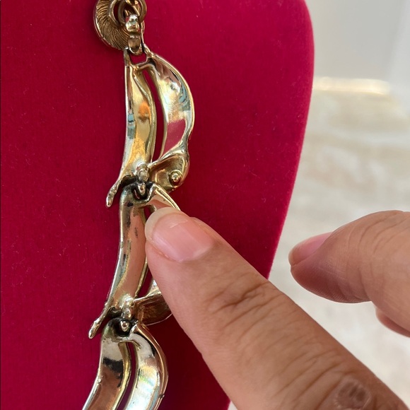 Elegant Gold-Toned Necklace - Picture 5 of 8